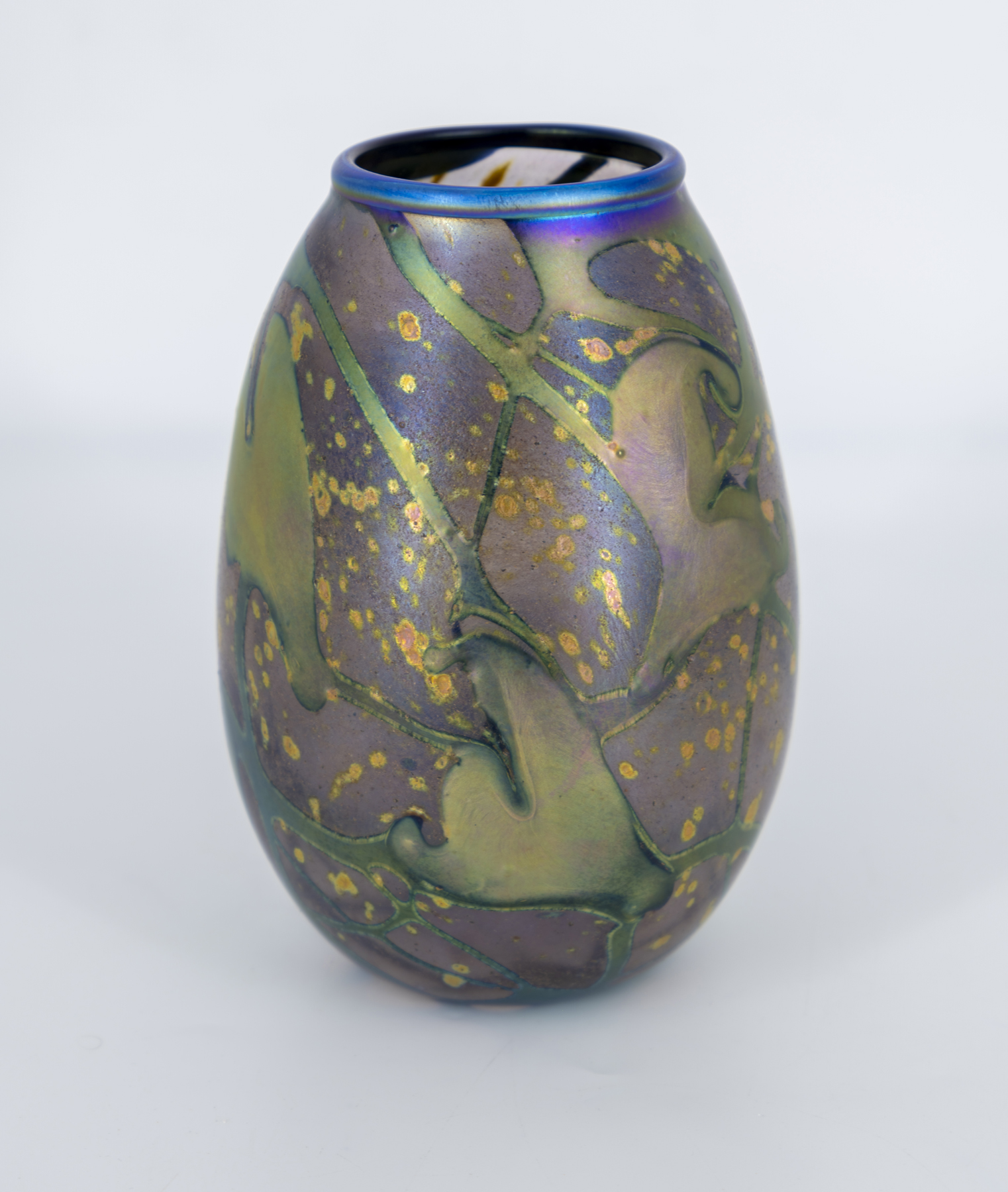 iridescent-cypriot-vase-84989-4