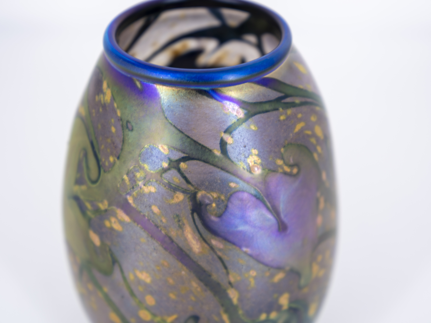 iridescent-cypriot-vase-84989-5
