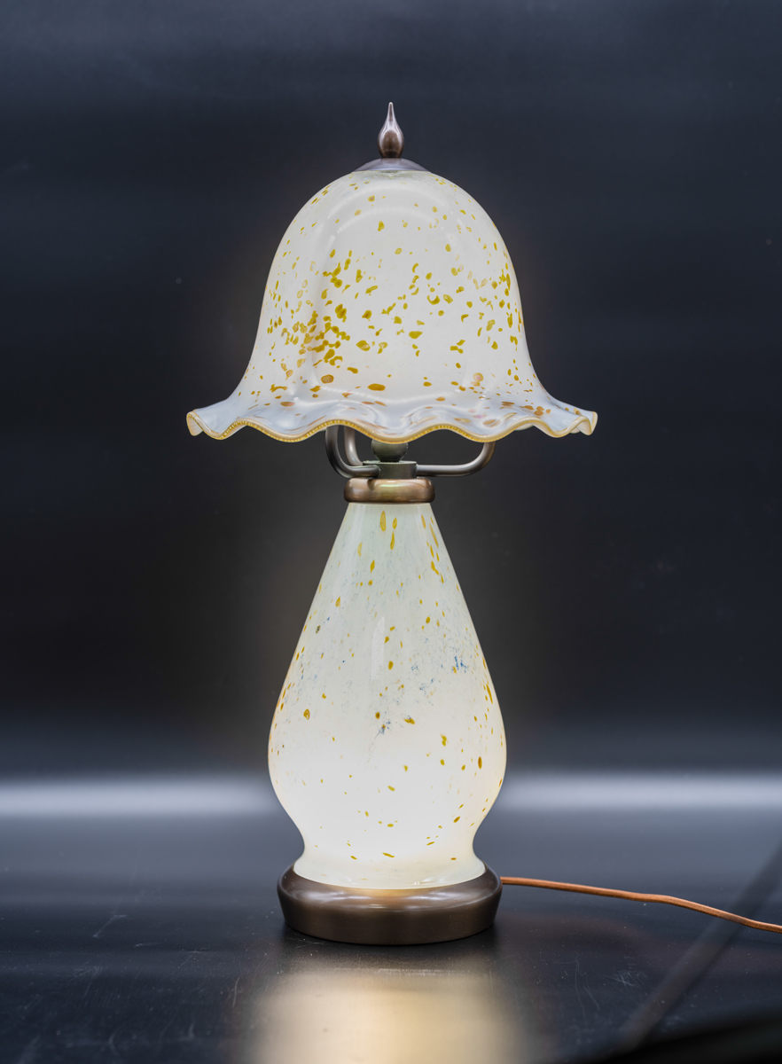 white-clamshell-table-lamp-77732-1