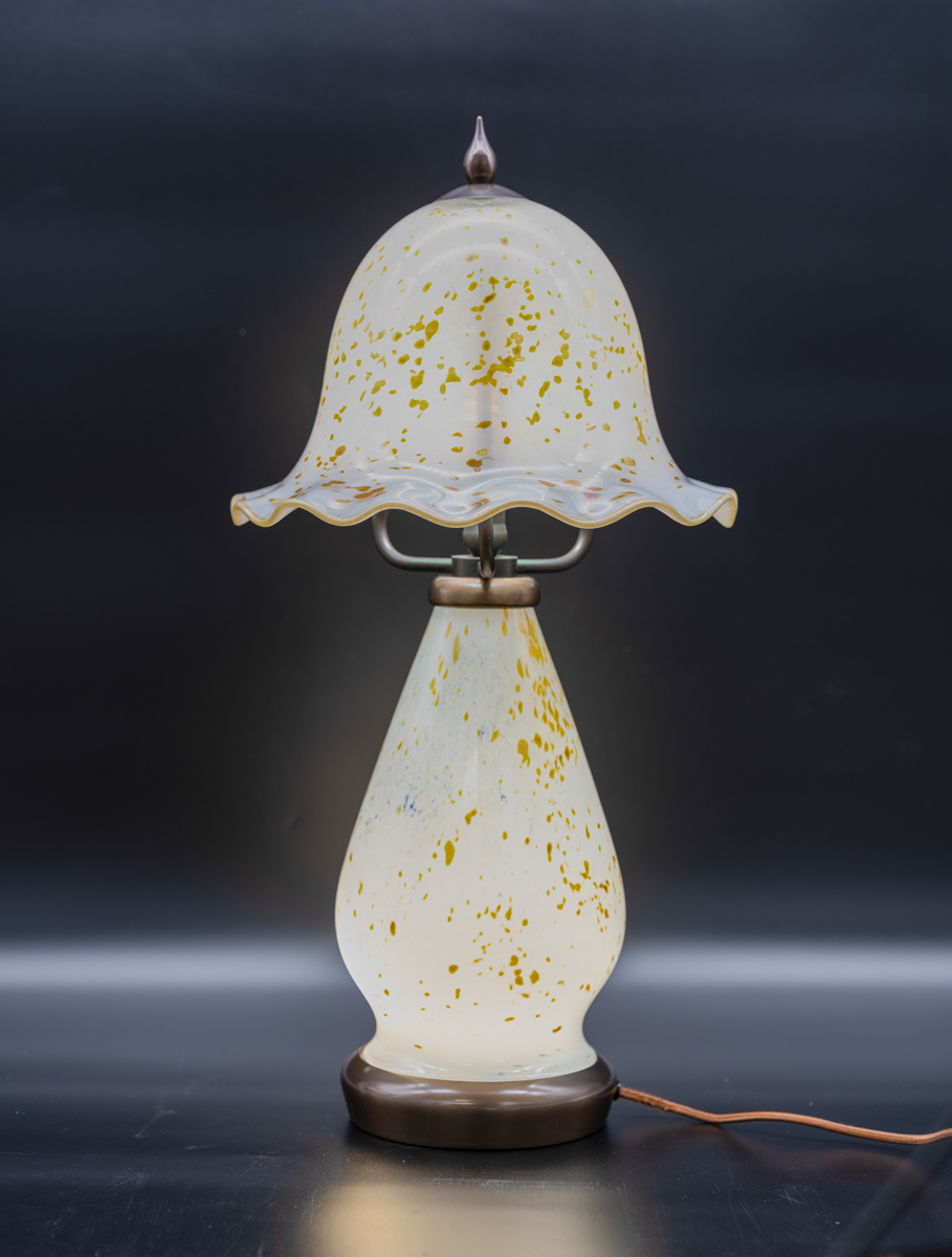 white-clamshell-table-lamp-77732-2
