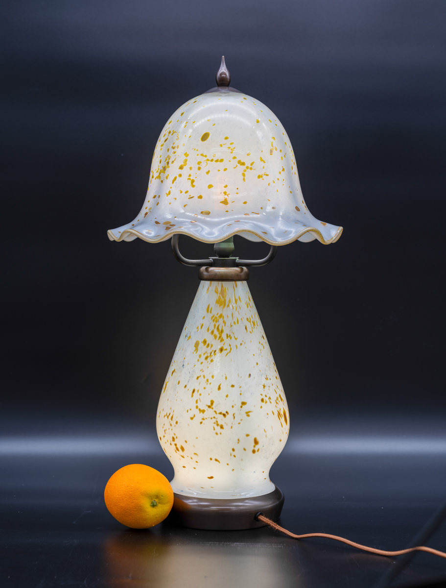white-clamshell-table-lamp-77732-3