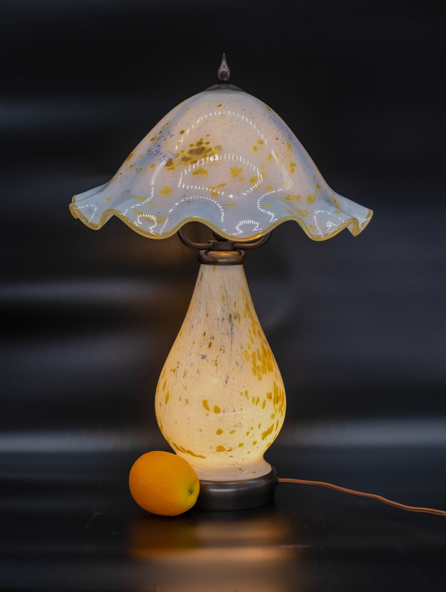 white-clamshell-table-lamp-77742-1
