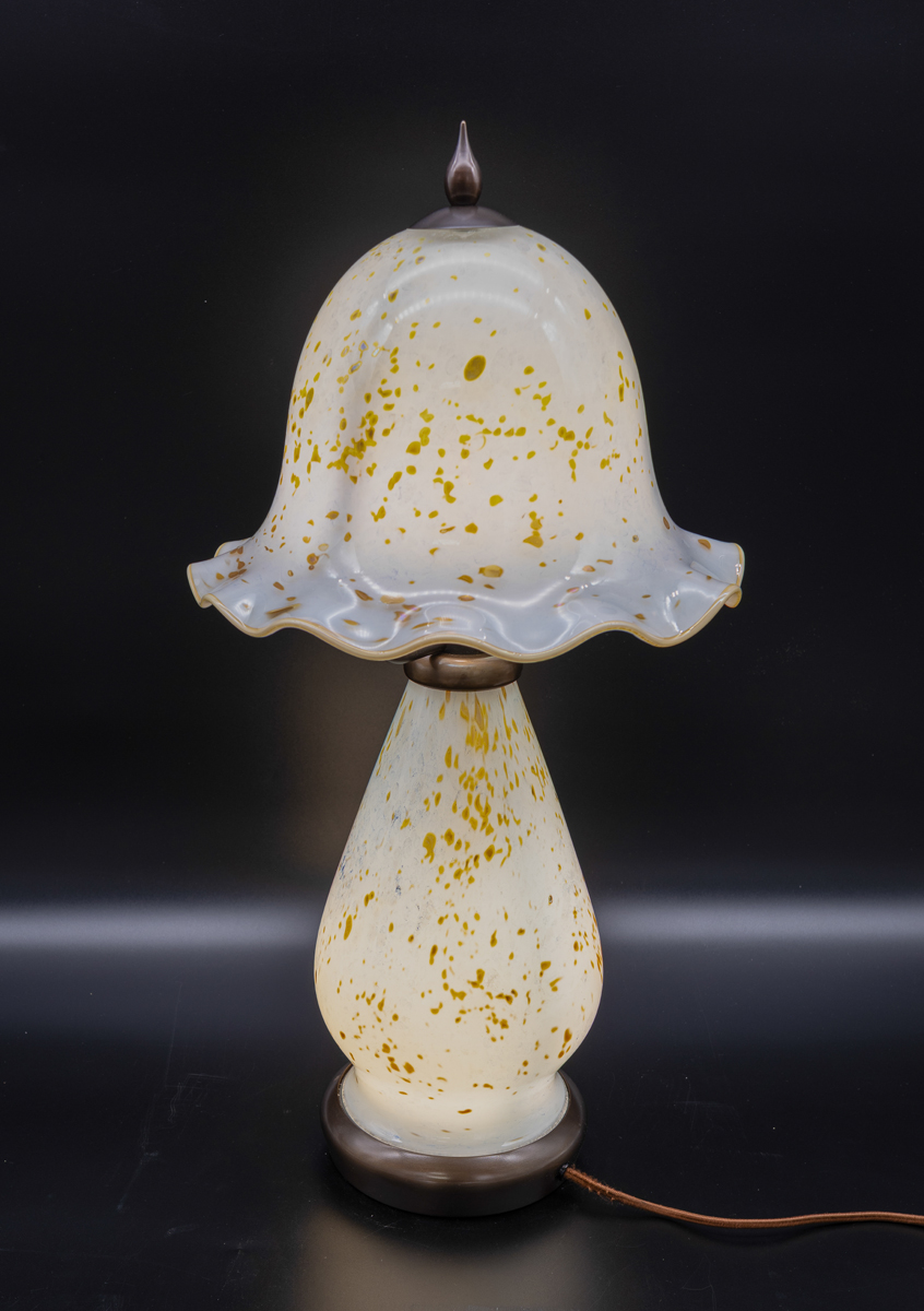Daniel Lotton - White Clamshell Table Lamp