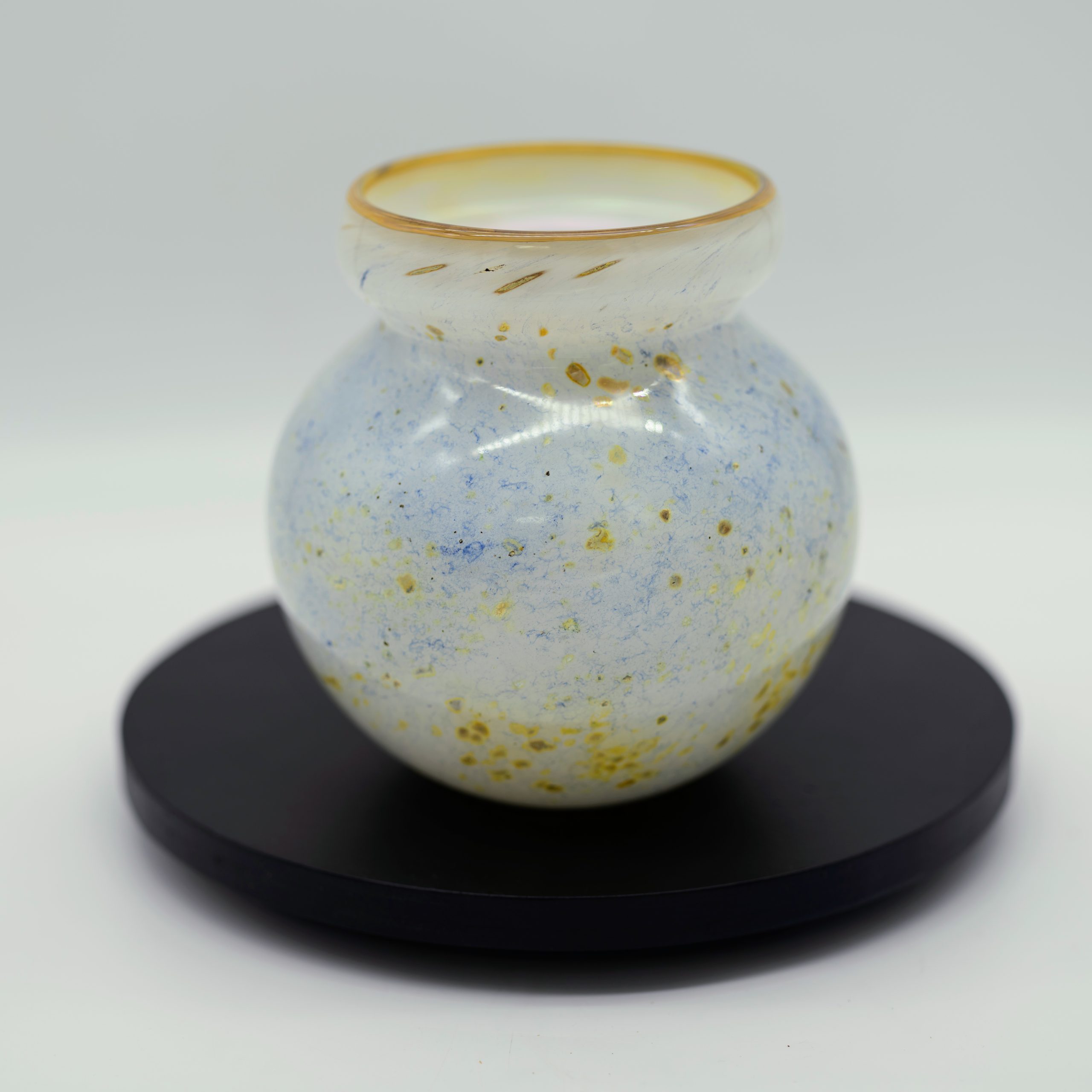 white-clamshell-vase-with-gold-trim-72670-1-1-1