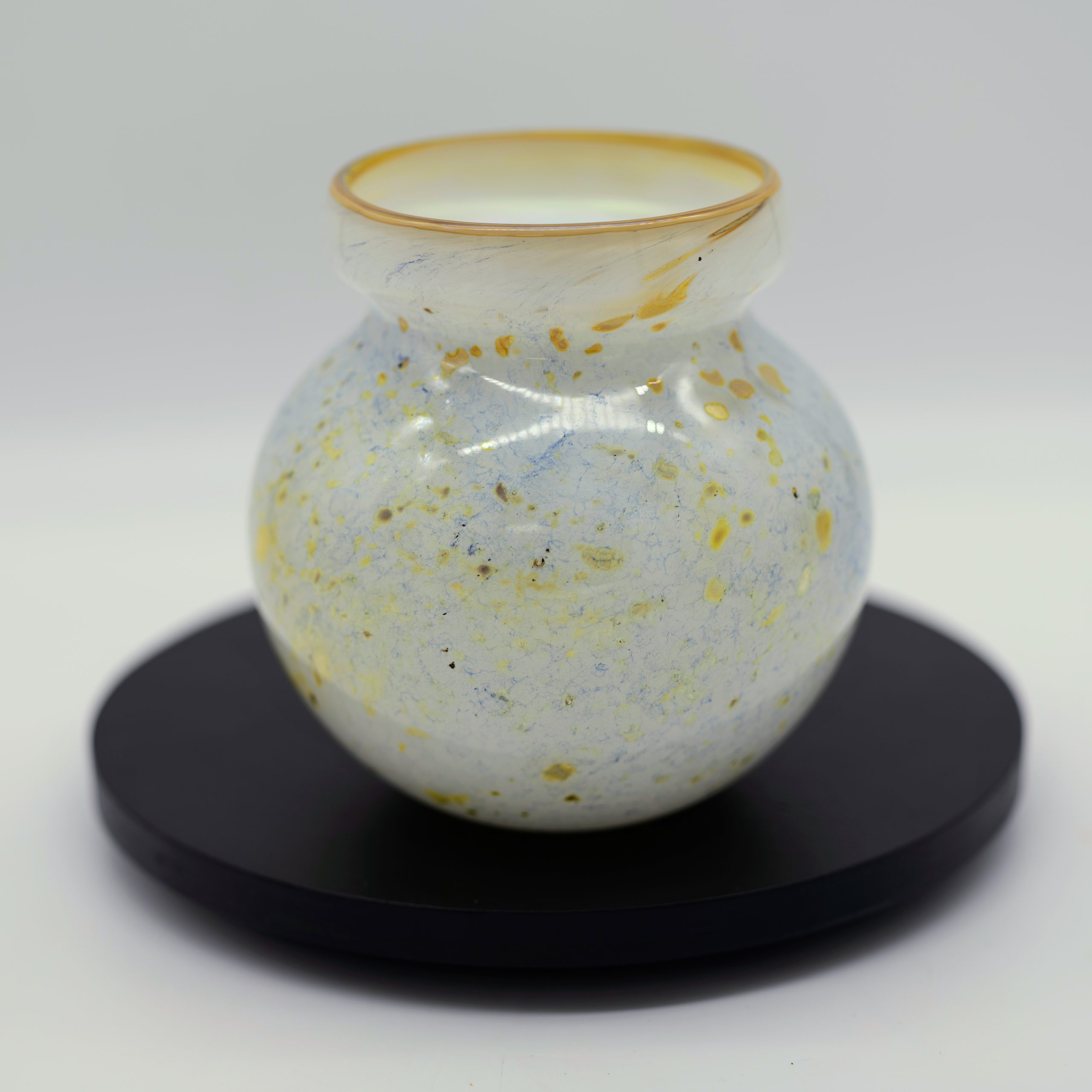 white-clamshell-vase-with-gold-trim-72670-1