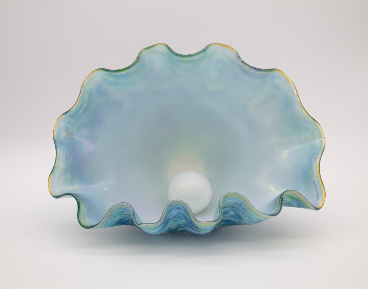 Daniel Lotton - Clamshell with Pearl