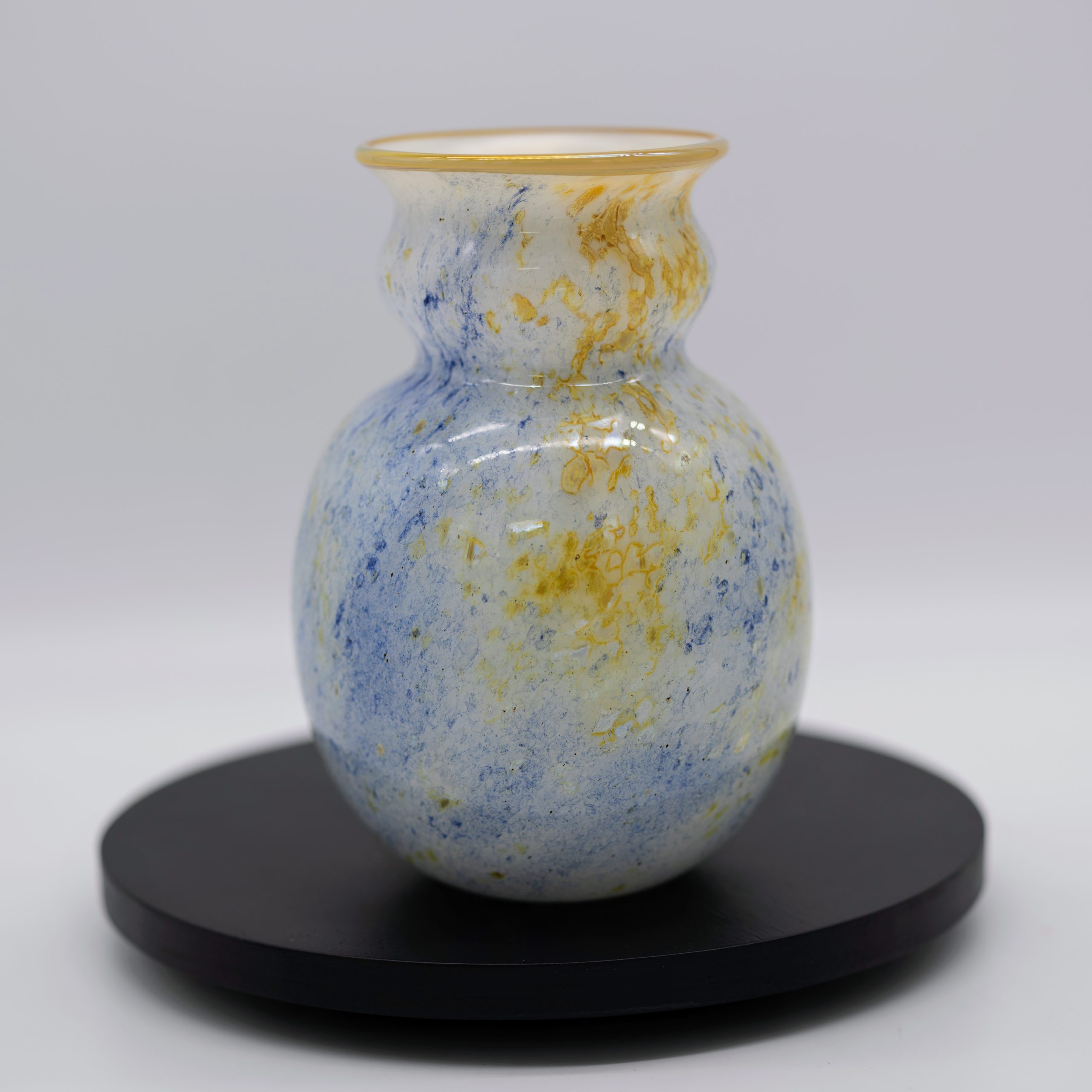 tall-clamshell-vase-with-gold-trim-72664-1-1-1
