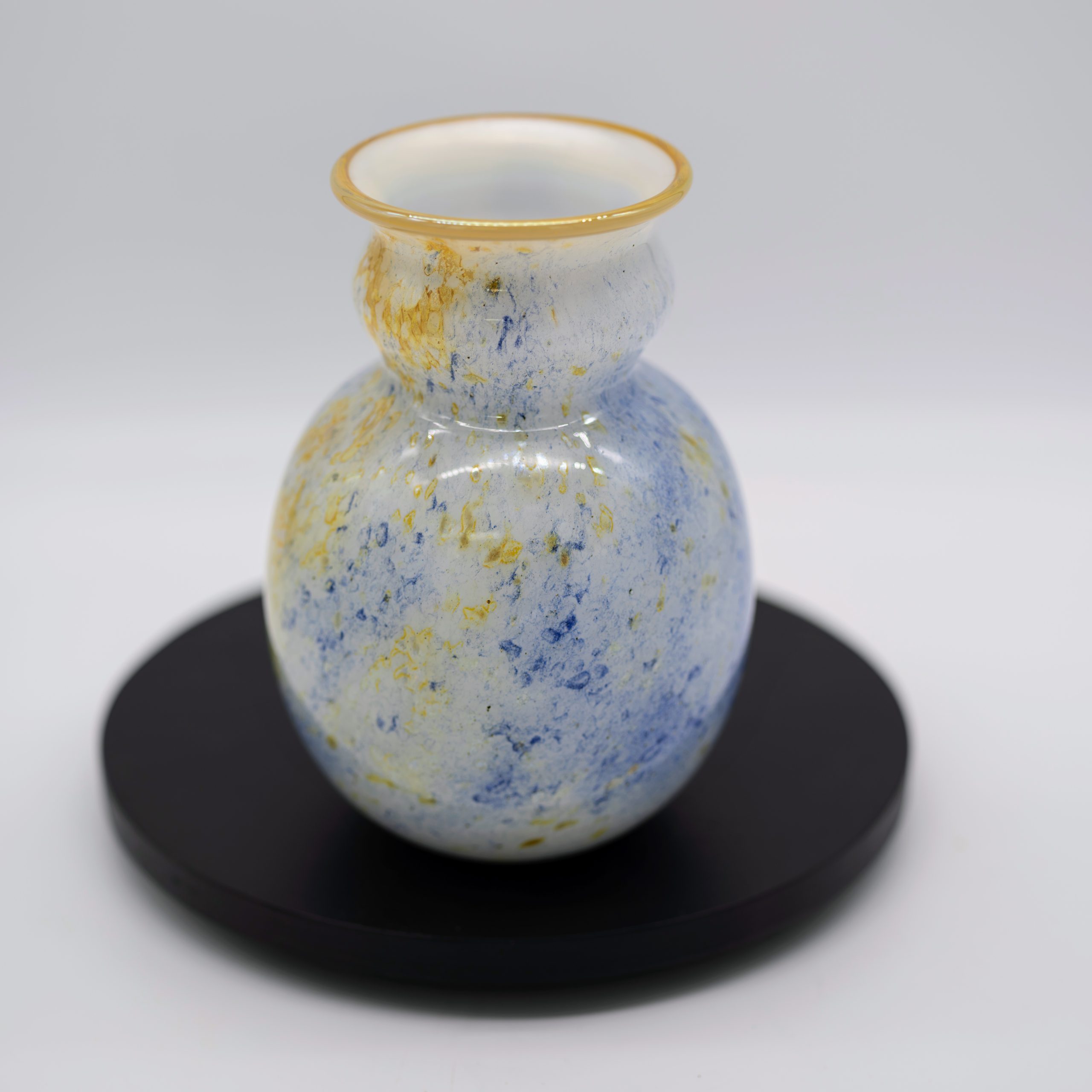 tall-clamshell-vase-with-gold-trim-72664-1